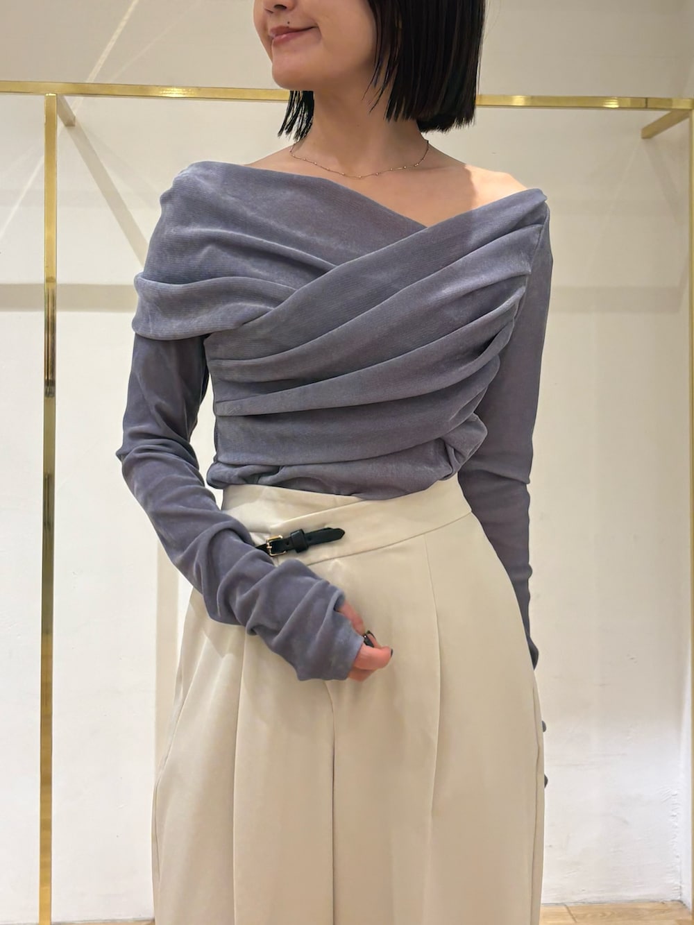 ブルー系のTシャツ/カットソー、ホワイト系のその他パンツ、ブラウン系のハンドバッグを着用したレディースの秋コーディネートの4枚目の写真