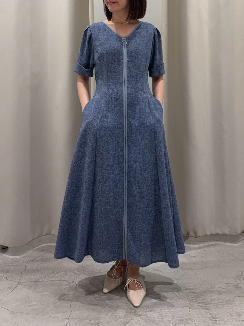 ブルー系のワンピース、ホワイト系のサンダル、ゴールド系のネックレスを着用したレディースの春コーディネートの6枚目の写真