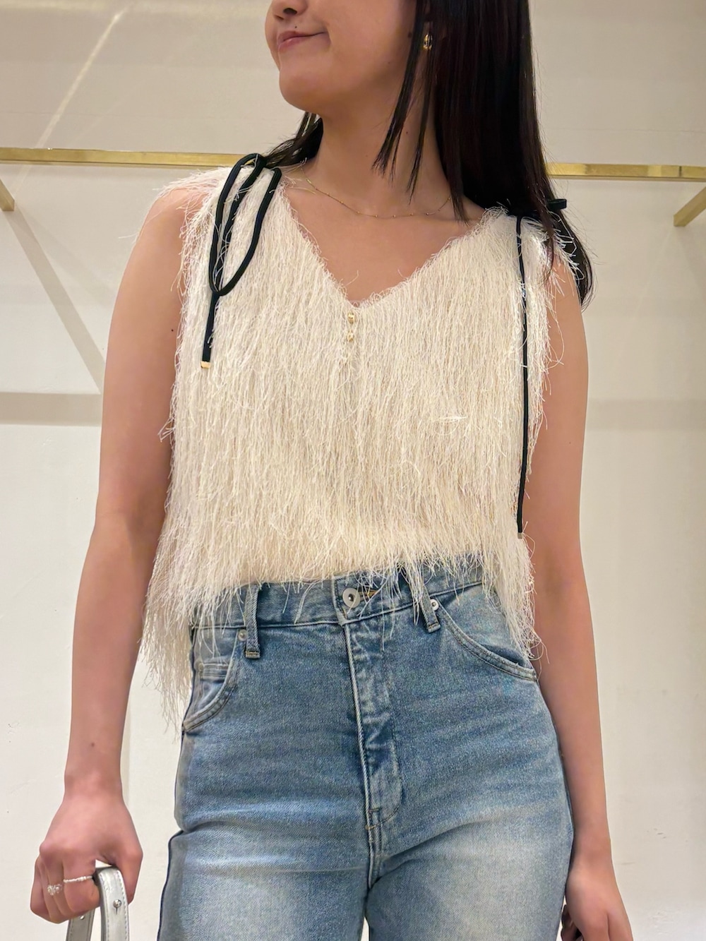 ホワイト系のTシャツ/カットソー、ブルー系のデニムパンツ、シルバー系のハンドバッグを着用したレディースの夏コーディネートの4枚目の写真