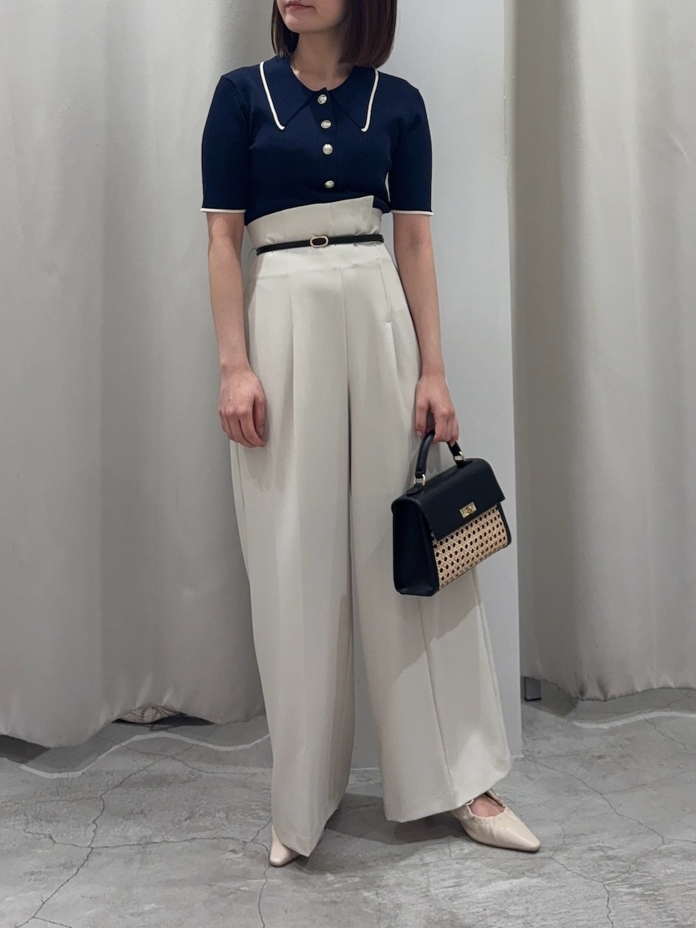 ブルー系のニット/セーター、ホワイト系のその他パンツ、ホワイト系のサンダルを着用したレディースの春コーディネートの2枚目の写真