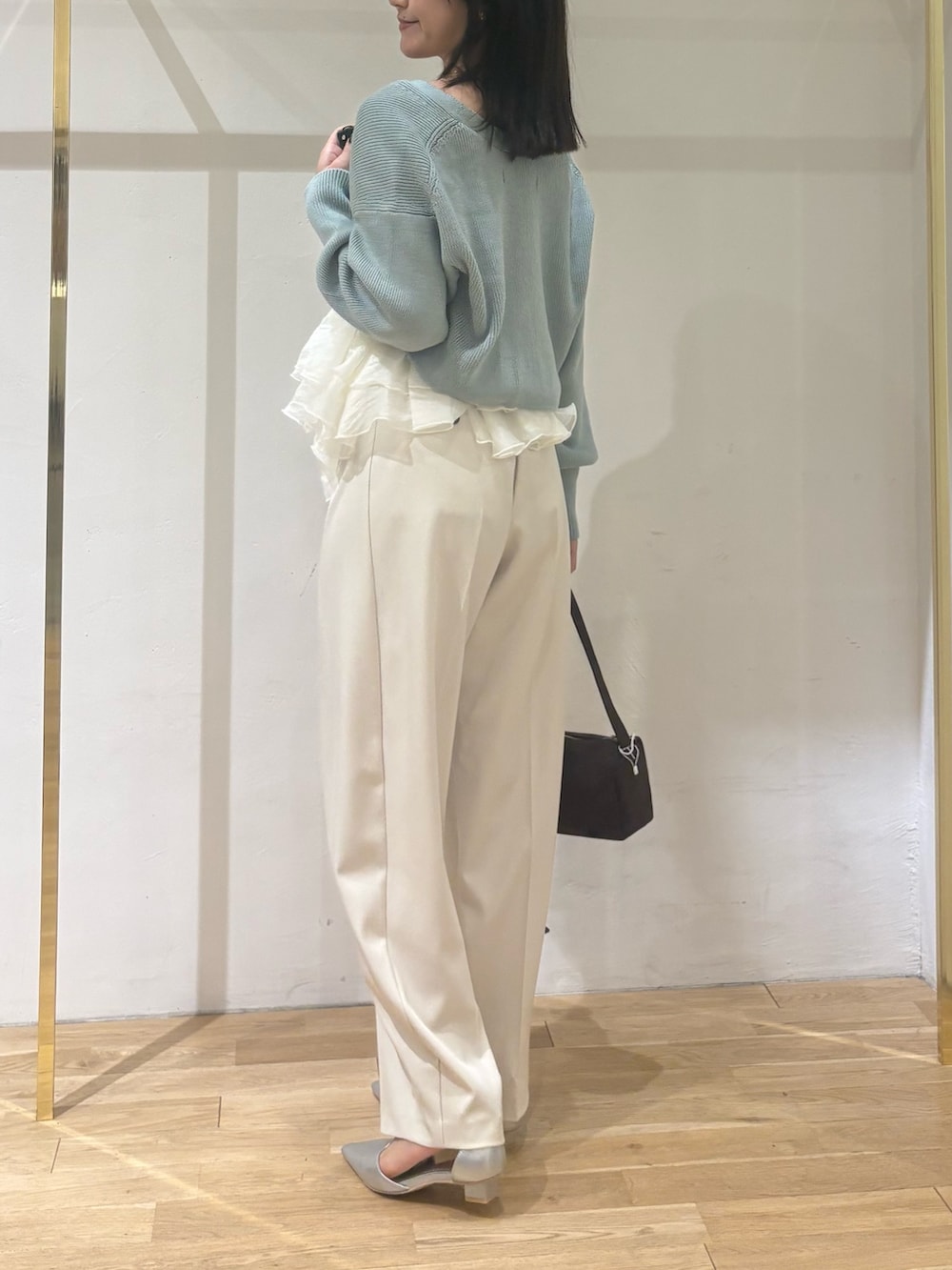 グリーン系のカーディガン/ボレロ、ホワイト系のその他パンツ、シルバー系のパンプスを着用したレディースの秋コーディネートの2枚目の写真