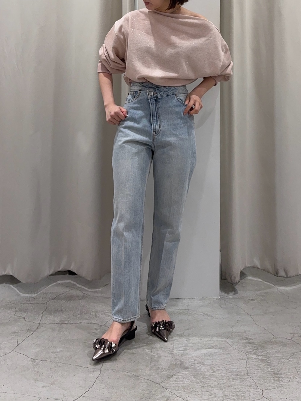 ピンク系のスウェット、ブルー系のデニムパンツ、その他のパンプスを着用したレディースの春コーディネートの5枚目の写真