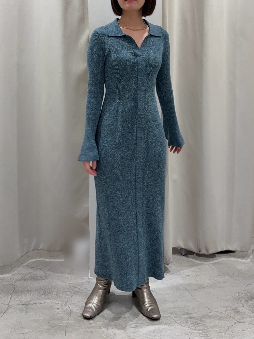 ホワイト系のその他アウター、ブルー系のワンピース、ゴールド系のネックレスを着用したレディースの冬コーディネートの4枚目の写真