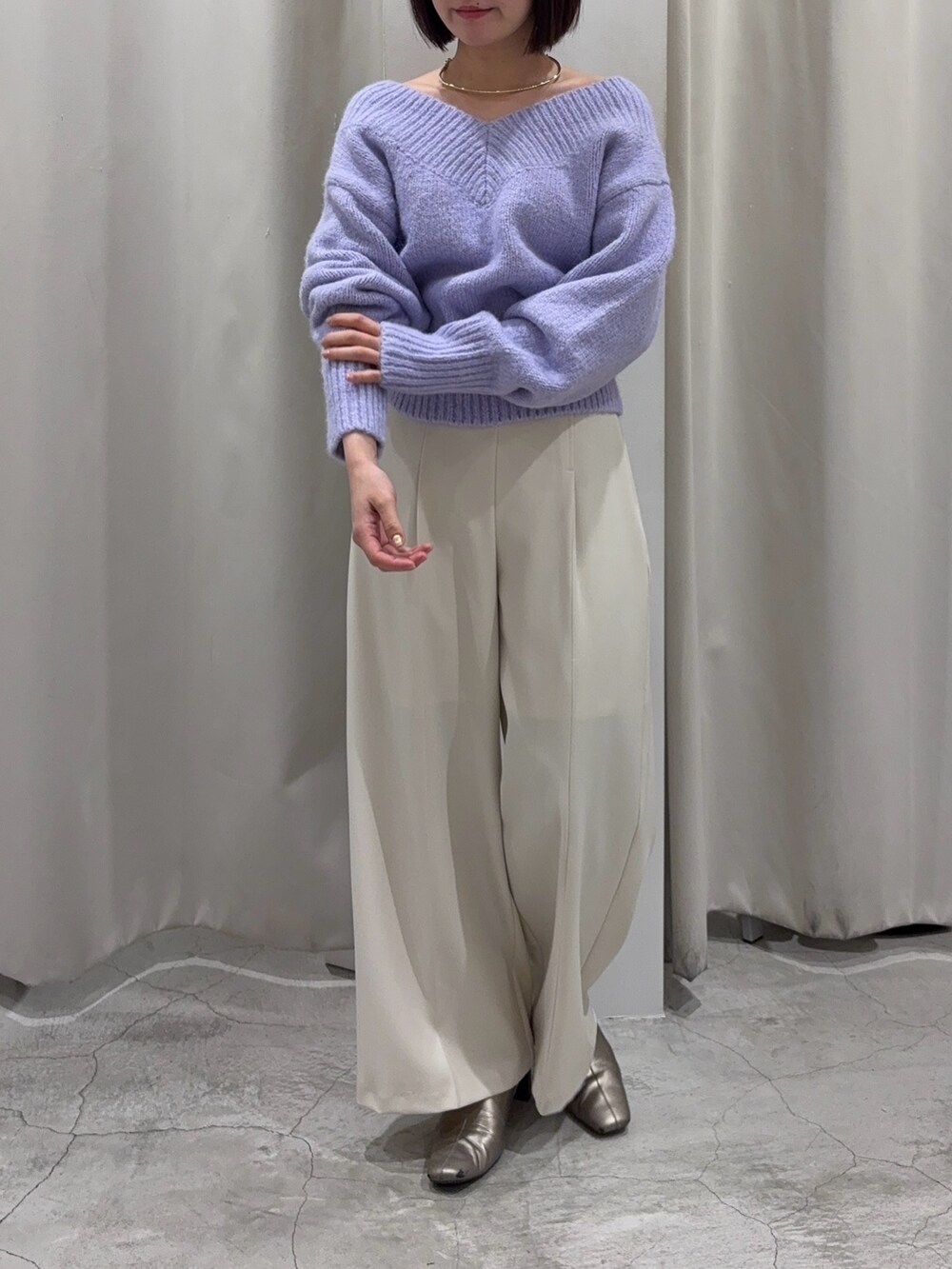 パープル系のニット/セーター、ホワイト系のその他パンツ、ホワイト系のショルダーバッグを着用したレディースの冬コーディネートの6枚目の写真