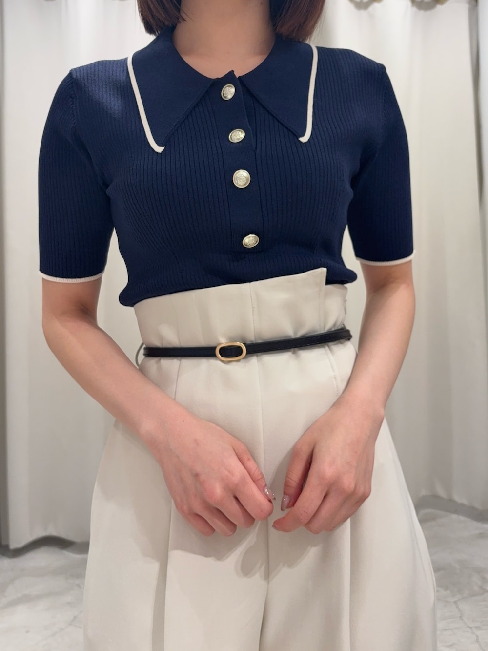 ブルー系のニット/セーター、ホワイト系のその他パンツ、ホワイト系のサンダルを着用したレディースの春コーディネートの4枚目の写真