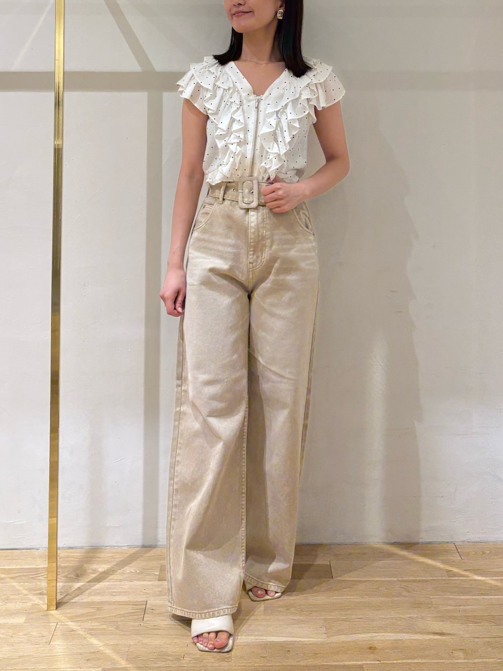 その他のシャツ/ブラウス、ベージュ系のデニムパンツ、ゴールド系のイヤリングを着用したレディースの夏コーディネートの6枚目の写真