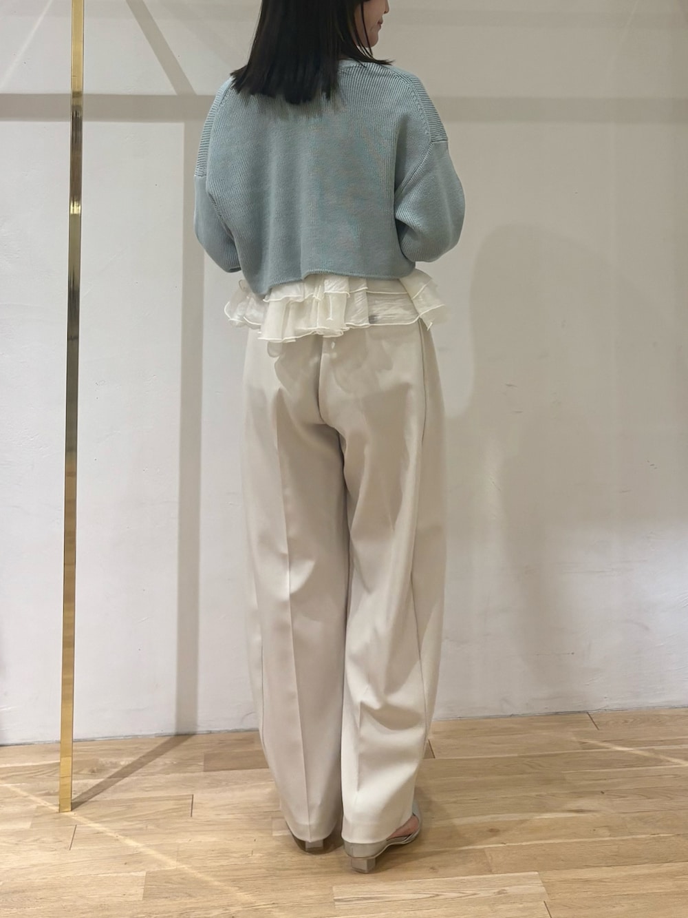 グリーン系のカーディガン/ボレロ、ホワイト系のその他パンツ、シルバー系のパンプスを着用したレディースの秋コーディネートの3枚目の写真