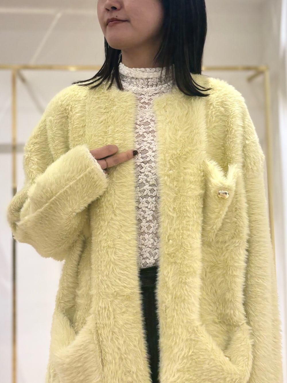 ブラック系のデニムパンツ、ホワイト系のTシャツ/カットソー、イエロー系のカーディガン/ボレロを着用したレディースの秋コーディネートの4枚目の写真