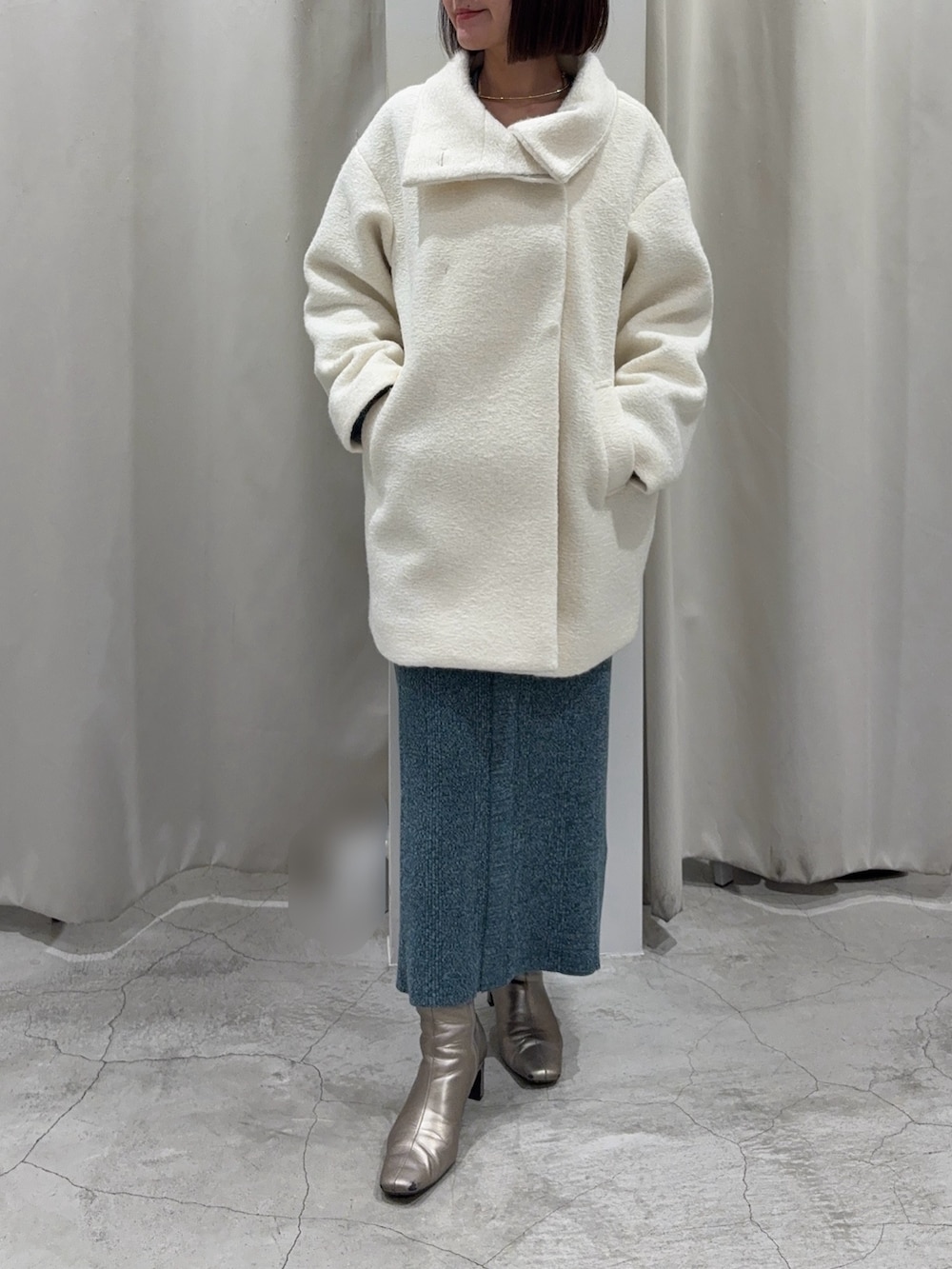 ホワイト系のその他アウター、ブルー系のワンピース、ゴールド系のネックレスを着用したレディースの冬コーディネートの5枚目の写真