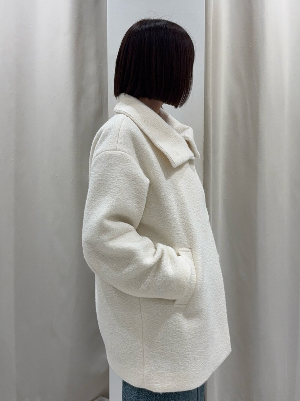 ホワイト系のその他アウター、ブルー系のワンピース、ゴールド系のネックレスを着用したレディースの冬コーディネートの2枚目の写真