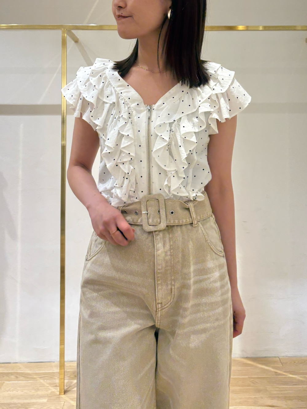 その他のシャツ/ブラウス、ベージュ系のデニムパンツ、ゴールド系のイヤリングを着用したレディースの夏コーディネートの4枚目の写真