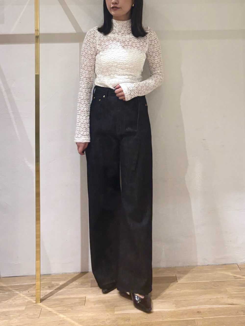 ブラック系のデニムパンツ、ホワイト系のTシャツ/カットソー、イエロー系のカーディガン/ボレロを着用したレディースの秋コーディネートの6枚目の写真