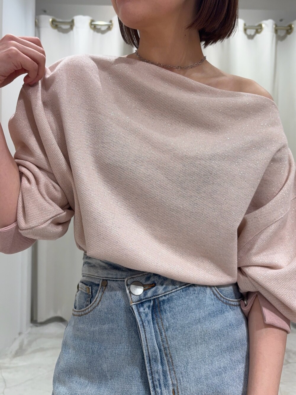 ピンク系のスウェット、ブルー系のデニムパンツ、その他のパンプスを着用したレディースの春コーディネートの3枚目の写真