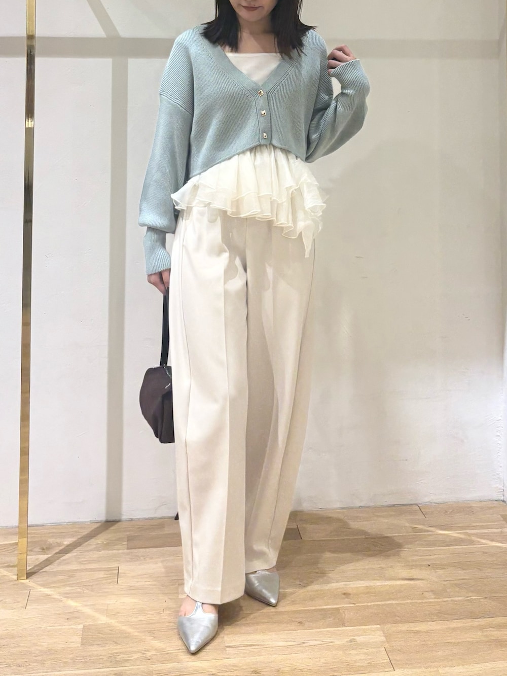 グリーン系のカーディガン/ボレロ、ホワイト系のその他パンツ、シルバー系のパンプスを着用したレディースの秋コーディネートの5枚目の写真