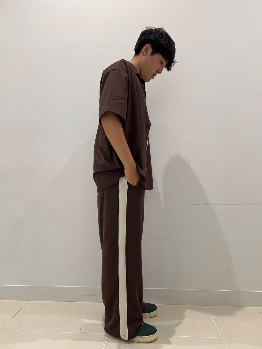 その他のその他パンツ、ホワイト系のTシャツ/カットソー、ブラウン系のシャツ/ブラウスを着用したメンズの夏コーディネートの3枚目の写真