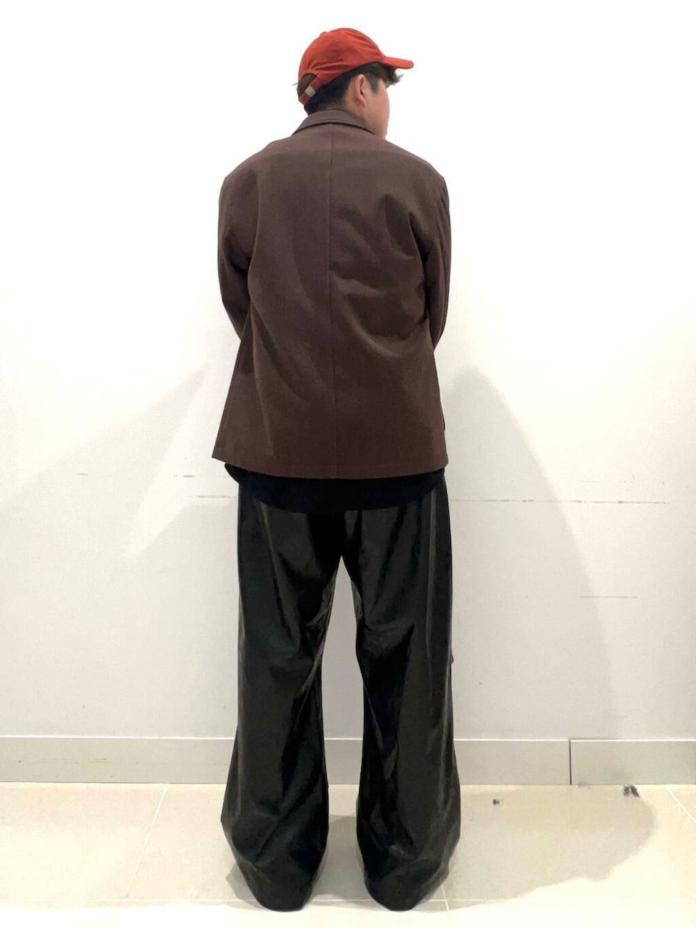 ブラック系のスニーカー、ブラック系のその他パンツ、ブラック系のシャツ/ブラウスを着用したメンズの秋コーディネートの4枚目の写真