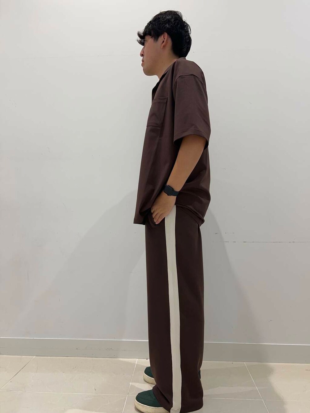 その他のその他パンツ、ホワイト系のTシャツ/カットソー、ブラウン系のシャツ/ブラウスを着用したメンズの夏コーディネートの2枚目の写真