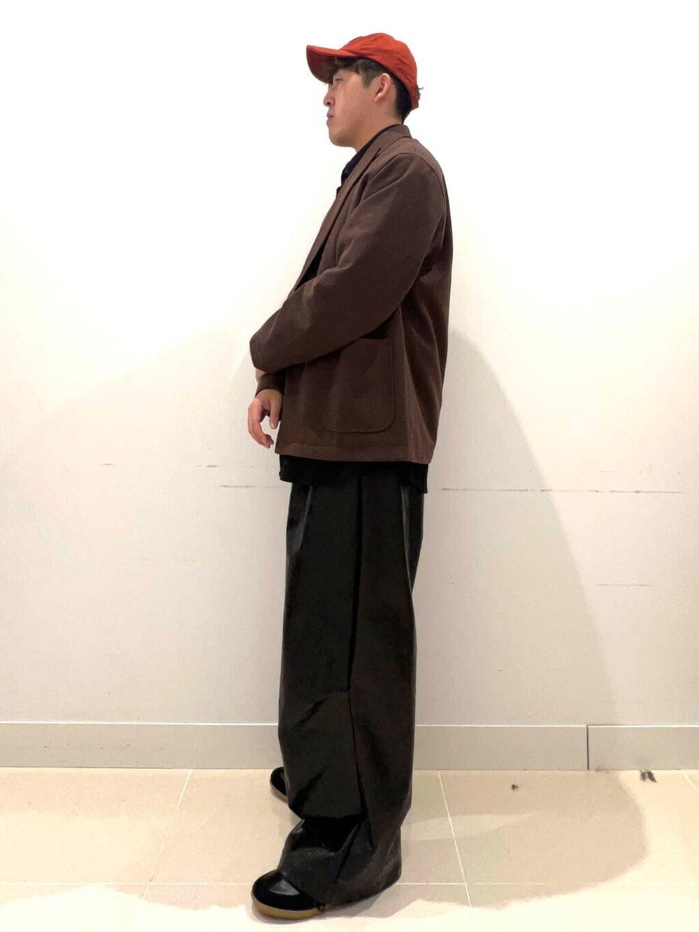ブラック系のスニーカー、ブラック系のその他パンツ、ブラック系のシャツ/ブラウスを着用したメンズの秋コーディネートの3枚目の写真