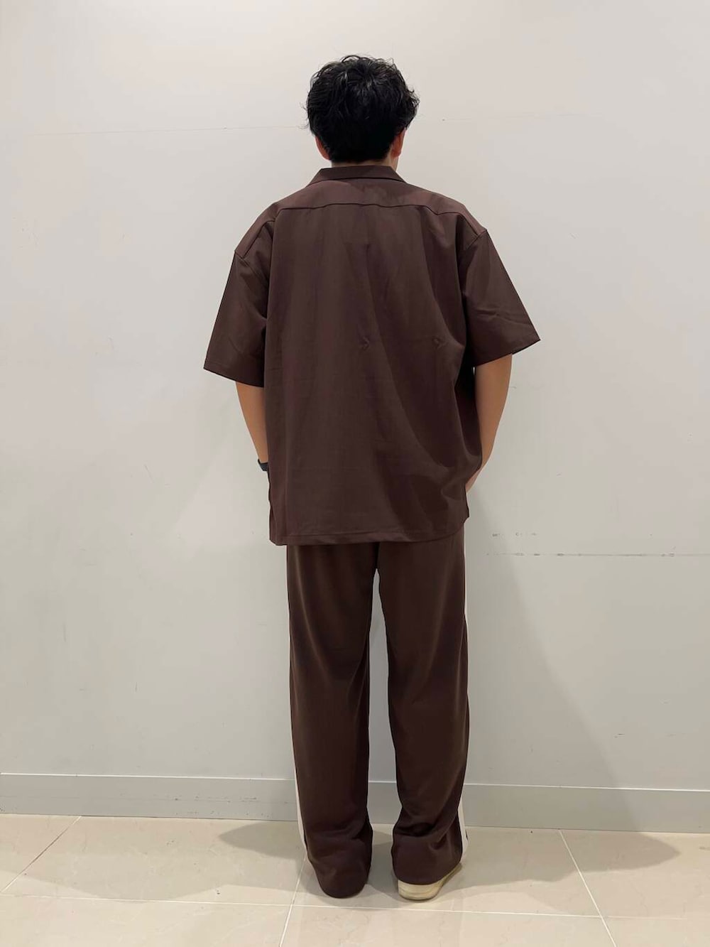 その他のその他パンツ、ホワイト系のTシャツ/カットソー、ブラウン系のシャツ/ブラウスを着用したメンズの夏コーディネートの4枚目の写真