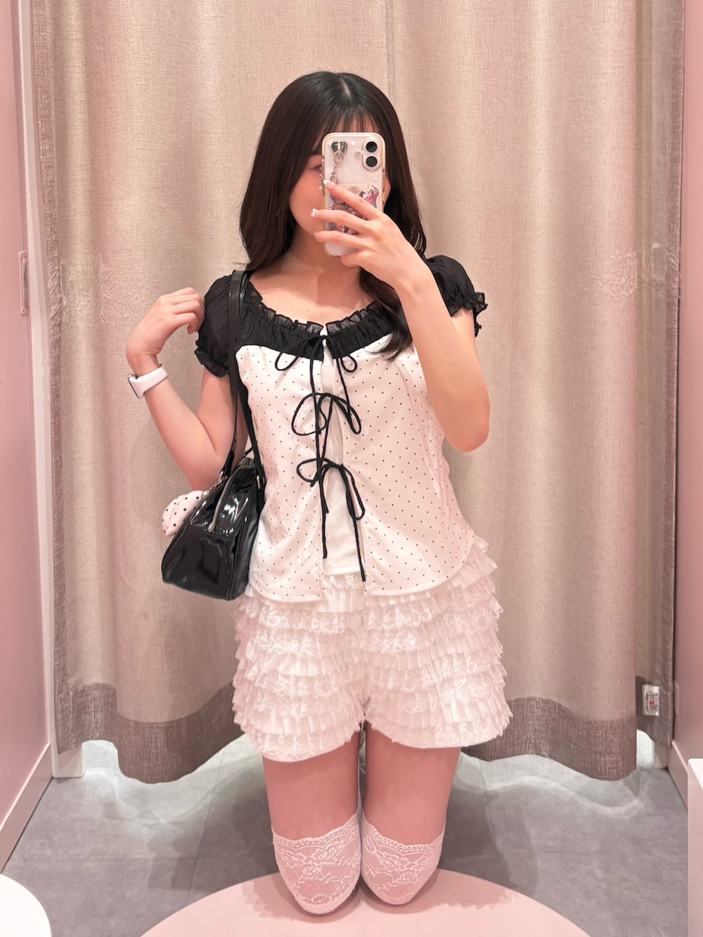 ホワイト系のTシャツ/カットソー、ホワイト系のスカートを着用したレディースの夏コーディネートの2枚目の写真