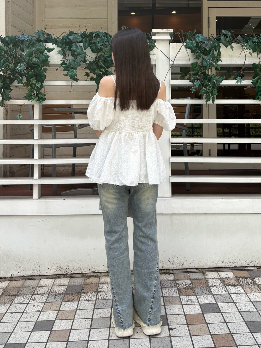 ブルー系のデニムパンツ、ホワイト系のシャツ/ブラウス、グレー系のボストンバッグを着用したレディースの夏コーディネートの3枚目の写真