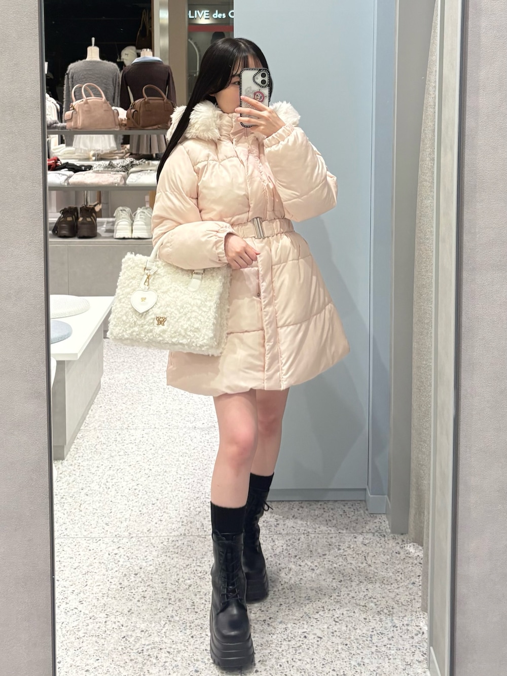 ピンク系のダウンジャケット/コートを着用したレディースの冬コーディネートの3枚目の写真