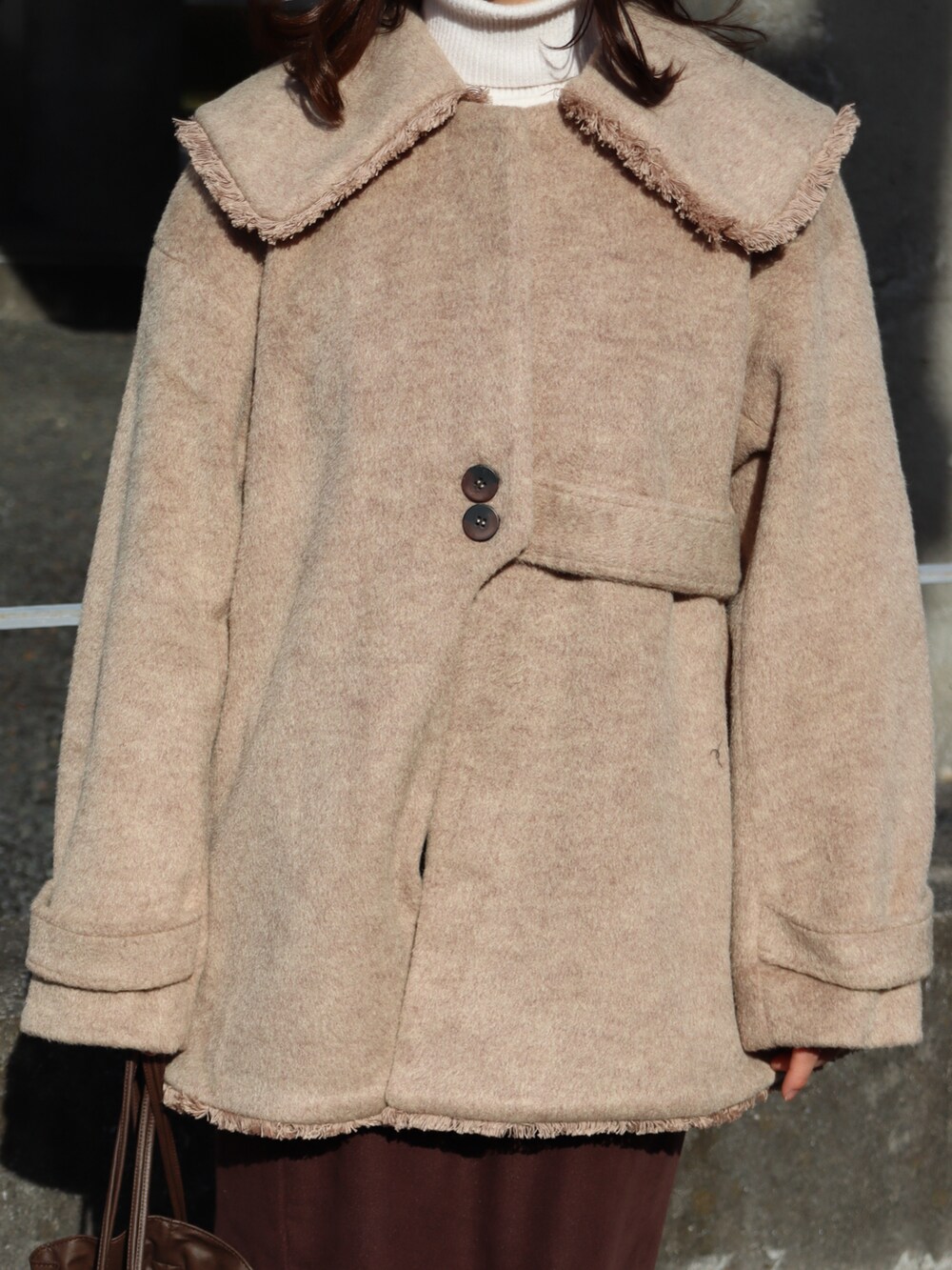 ベージュ系のジャケット/アウター、ブラウン系のバッグ、ブラウン系のワンピースを着用したレディースの冬コーディネートの4枚目の写真