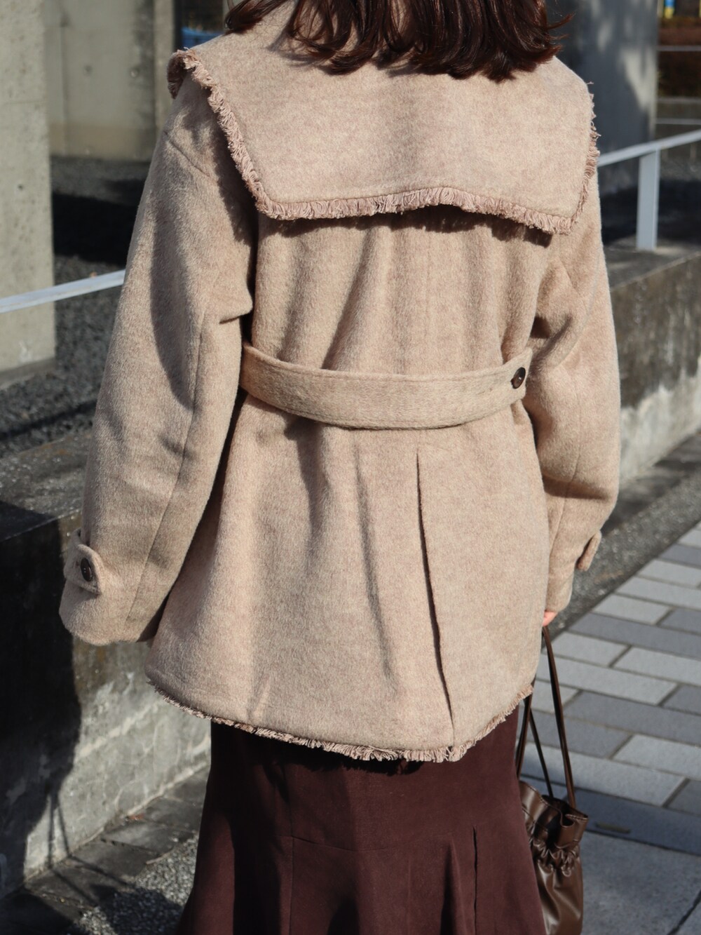 ベージュ系のジャケット/アウター、ブラウン系のバッグ、ブラウン系のワンピースを着用したレディースの冬コーディネートの5枚目の写真