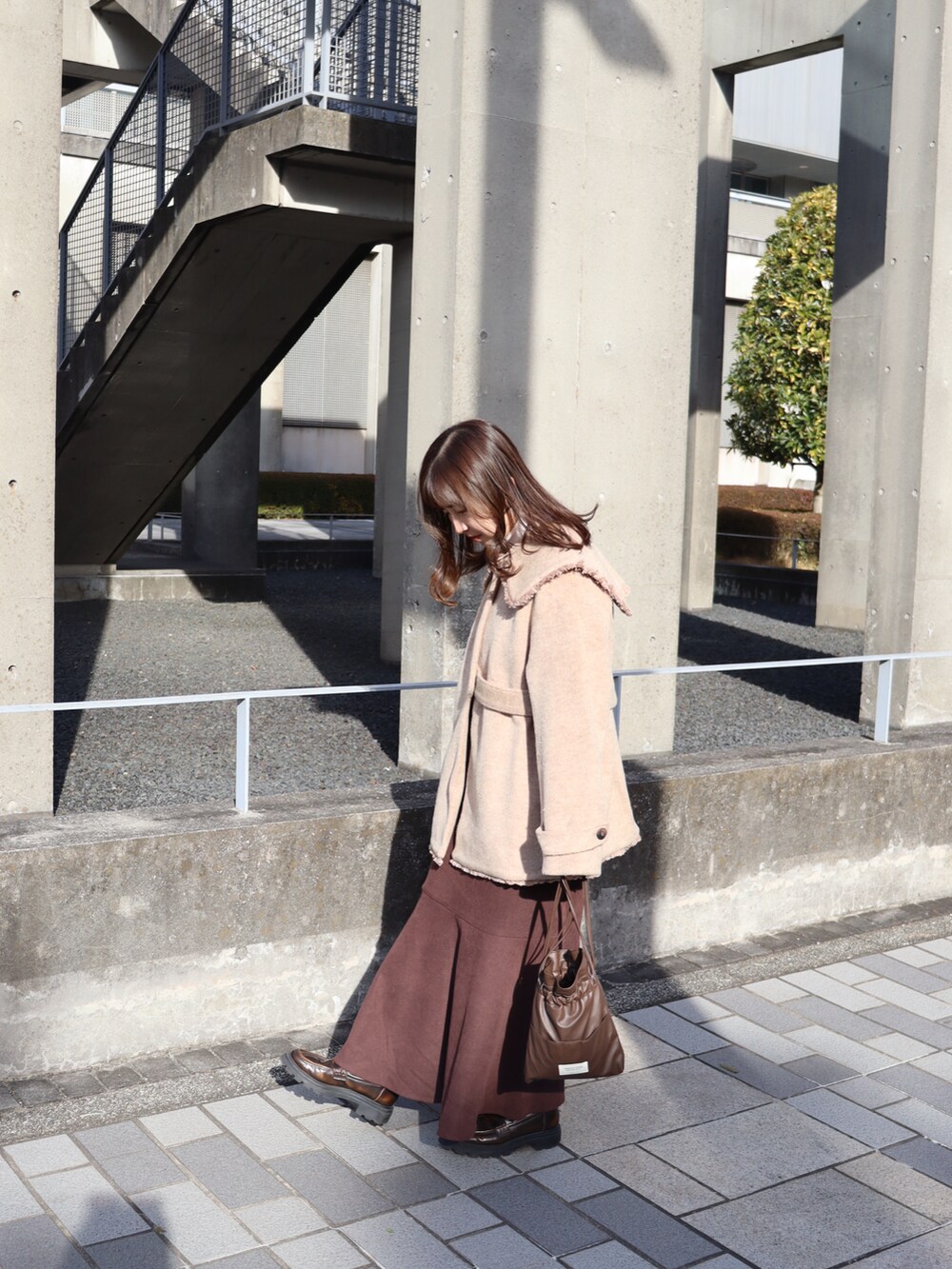 ベージュ系のジャケット/アウター、ブラウン系のバッグ、ブラウン系のワンピースを着用したレディースの冬コーディネートの2枚目の写真