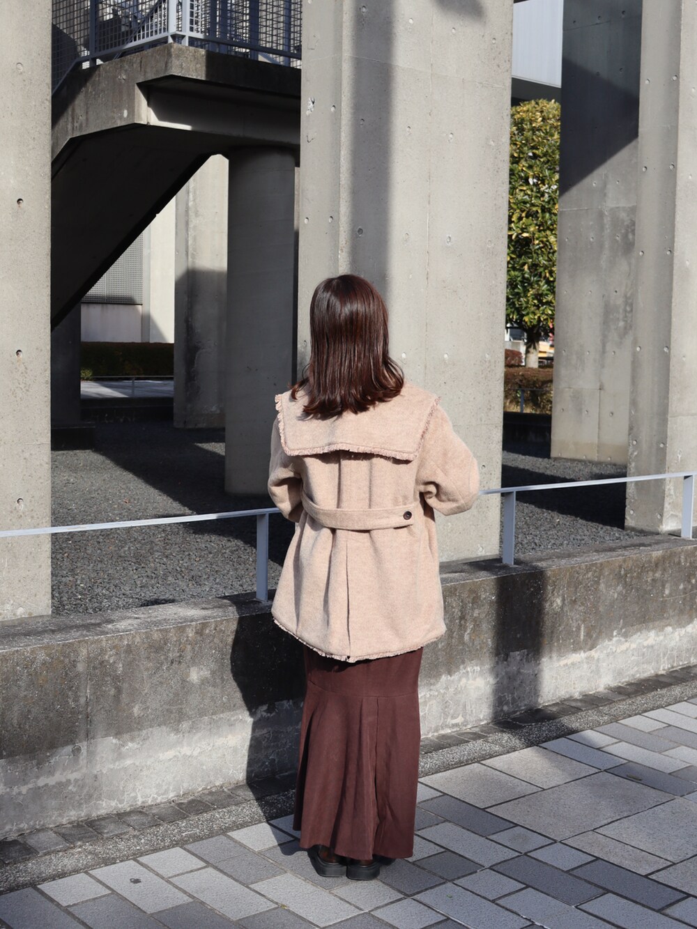 ベージュ系のジャケット/アウター、ブラウン系のバッグ、ブラウン系のワンピースを着用したレディースの冬コーディネートの3枚目の写真