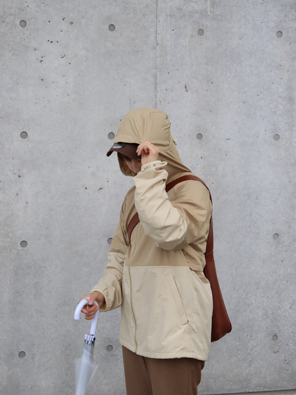 ブラウン系のその他パンツ、ベージュ系のスニーカー、ベージュ系のナイロンジャケットを着用したレディースの秋コーディネートの3枚目の写真