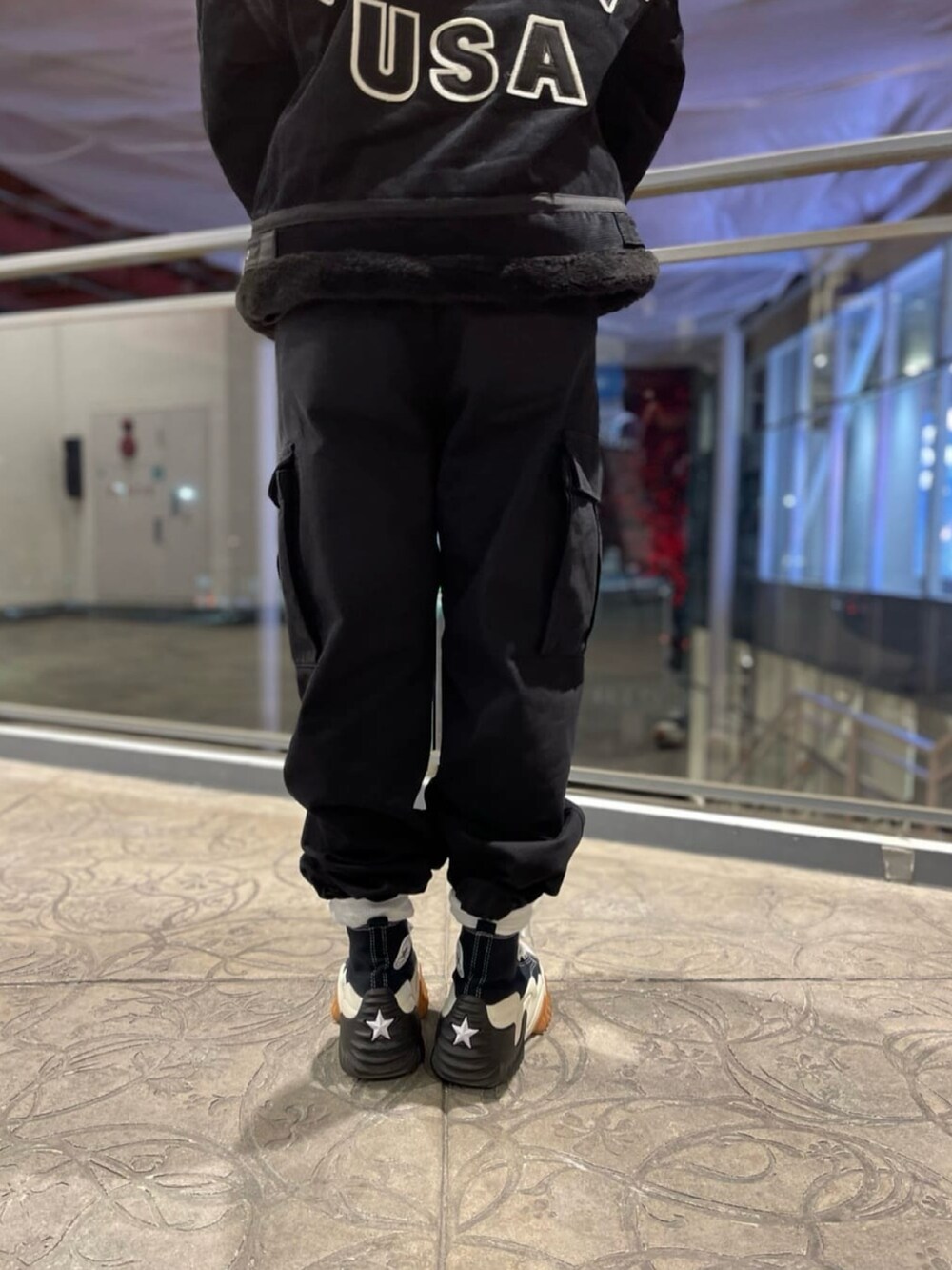 「AVIREX、カーゴパンツ、厚底シューズ、シンプルスタイル、今日のコーデ、おでかけコーデ、おしゃれさんと繋がりたい、AVIREXBelle、ブルベ冬、骨格ストレート」｜「AVIREXの《WEB&DEPOT限定》CORDUROY B-3 JACKET / コーデュロイ B-3 ジャケット / AVIREX / アヴィレックス（ジャケット/アウター、ブラック系）」を使った、AIさん（レディース・153cm）の冬コーディネートの5枚目の写真