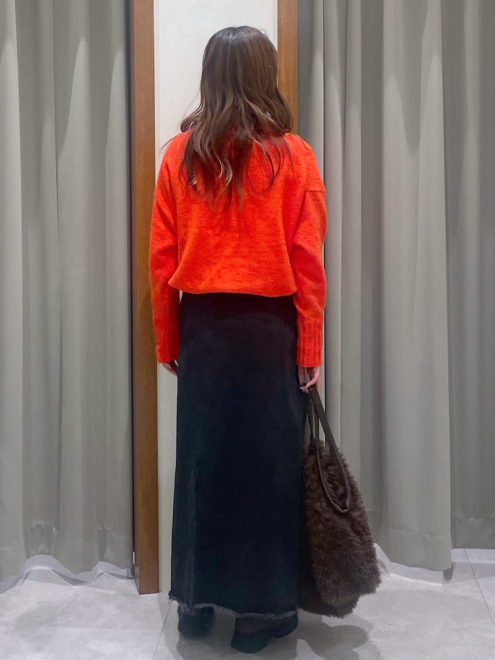 「タートルネック、デニム、ブーツ、ロングスカート、デニムスカート、冬服、オトナカジュアル、秋冬、ゆったりコーデ、ニット、タートルニット、BAYFLOW、おでかけコーデ、デートコーデ、ニットコーデ」｜「BAYFLOWの[ふっくら軽くあったか]ブークレタートルニットプルオーバー（ニット/セーター、オレンジ系）」を使った、maadokaさん（レディース・162cm）の冬コーディネートの2枚目の写真