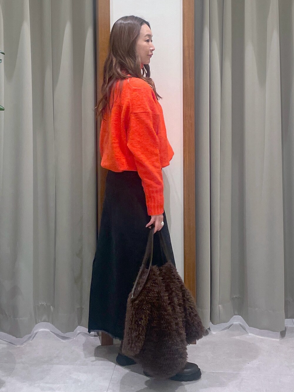 「タートルネック、デニム、ブーツ、ロングスカート、デニムスカート、冬服、オトナカジュアル、秋冬、ゆったりコーデ、ニット、タートルニット、BAYFLOW、おでかけコーデ、デートコーデ、ニットコーデ」｜「BAYFLOWの[ふっくら軽くあったか]ブークレタートルニットプルオーバー（ニット/セーター、オレンジ系）」を使った、maadokaさん（レディース・162cm）の冬コーディネートの3枚目の写真