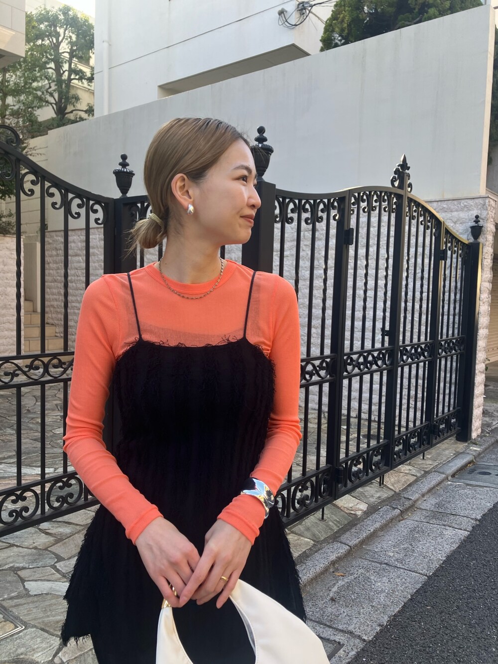 「春のNewスタイル、ビスチェ、シンプルコーデ、シアートップス、大人カジュアル、春色、ニットビスチェ、ニットキャミソール、レイヤードスタイル、オトナカジュアル、春コーデ、オトナ女子、キレイめ、休日スタイル、ピンク」|「audrey and john wadの【Audrey and John Wad】2wayビスチェ風フリンジキャミソール(キャミソール、ブラック系)」を使った、Machiko Yamaさん(レディース・165cm)の春コーディネートの3枚目の写真