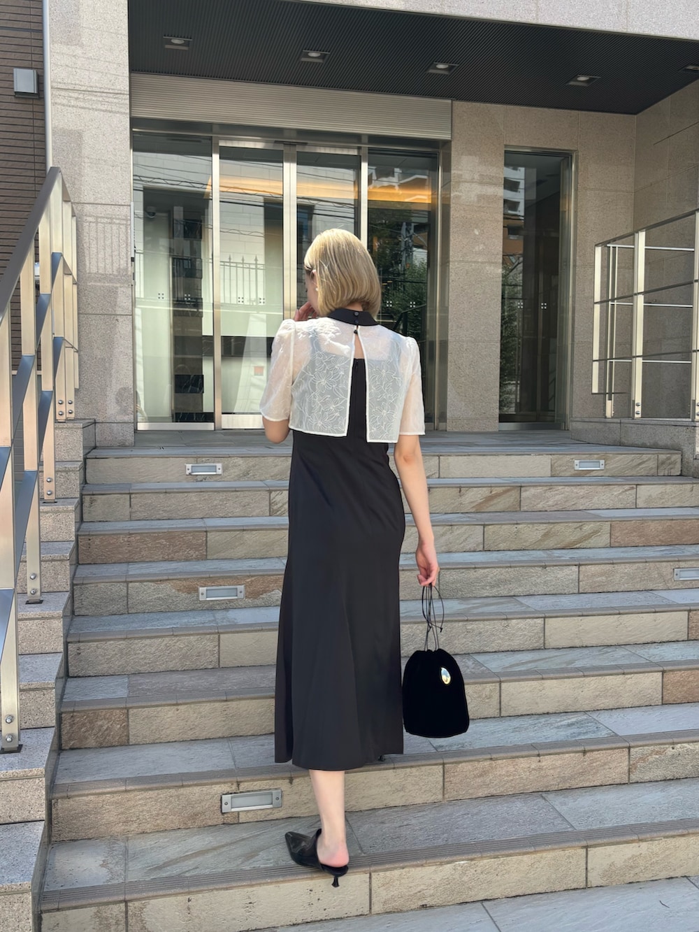 「ワンピース、フォーマル、オケージョン、ドレス、レース、ブラウス、パーティースタイル、秋コーデ、秋服準備はじめました、大人カジュアル、オトナカジュアル、モノトーン、30代コーデ、30代、おしゃれさんと繋がりたい」｜「LE VERNISの【LE VERNIS】カバーミュール（パンプス、ブラック系）」を使った、Machiko Yamaさん（レディース・165cm）の秋コーディネートの2枚目の写真