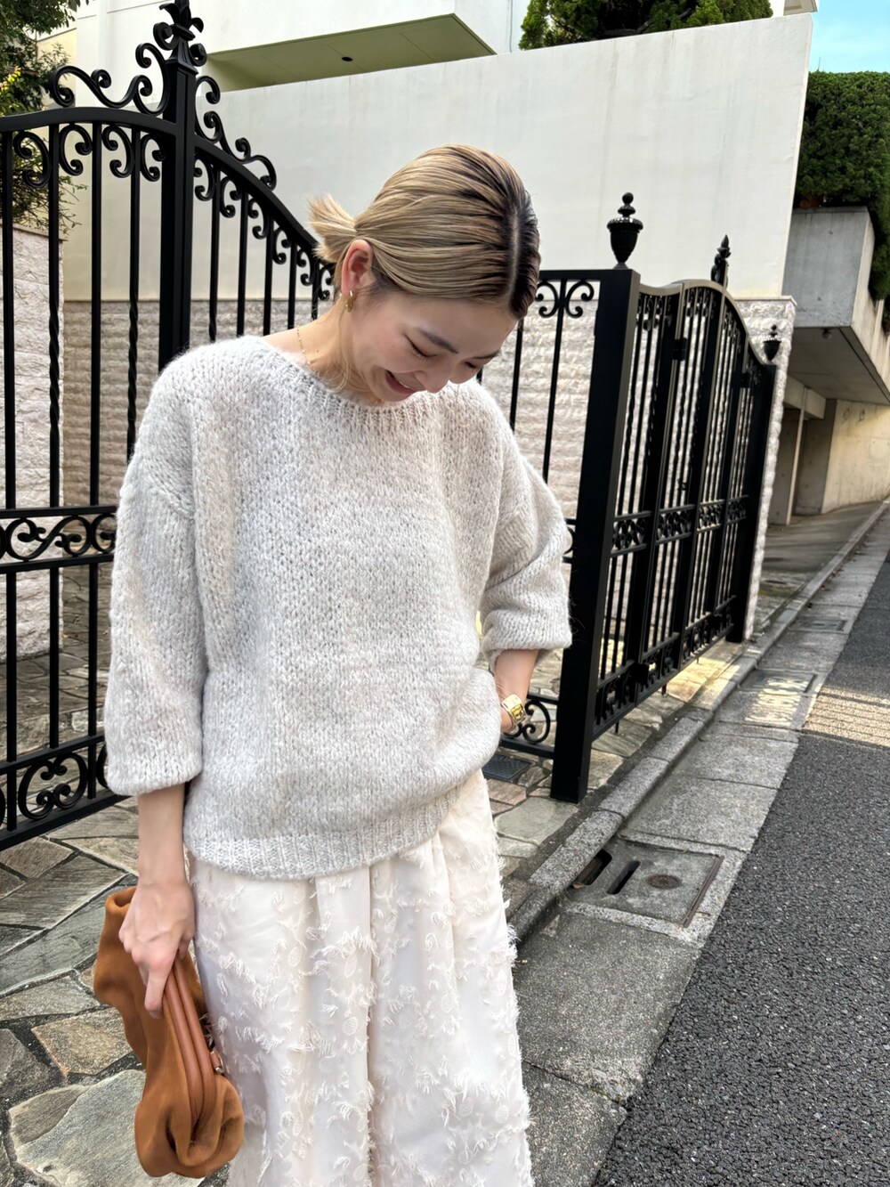 「おしゃ見えテクニック、秋コーデ、オトナカジュアル、お出かけコーデ、ニット、セーター、シャギーニット、大人かわいい、淡色コーデ、ゆるコーデ、キレイめカジュアル、シンプル、大人カジュアル、お洒落さんとつながりたい、淡色女子」｜「audrey and john wadのフラワーカットジャガード2タックイージーパンツ（その他パンツ、ベージュ系）」を使った、Machiko Yamaさん（レディース・165cm）の秋コーディネートの3枚目の写真