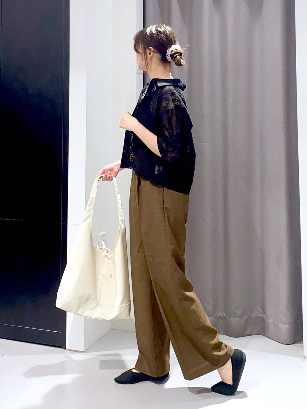 ホワイト系のトートバッグ、ブラック系のシャツ/ブラウス、ブラウン系のその他パンツを着用したレディースの春コーディネートの3枚目の写真