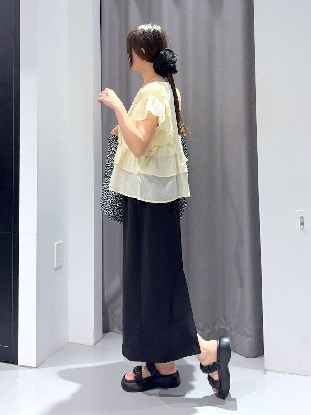 「きれいめ、着痩せ・細見え、高見え、LAKOLE、Tシャツ、スカート、フェミニン、夏コーデ」｜「LAKOLEのぷっくりギャザーサンダル / 290745（サンダル、ブラック系）」を使った、mayoさん（レディース・161cm）の夏コーディネートの3枚目の写真