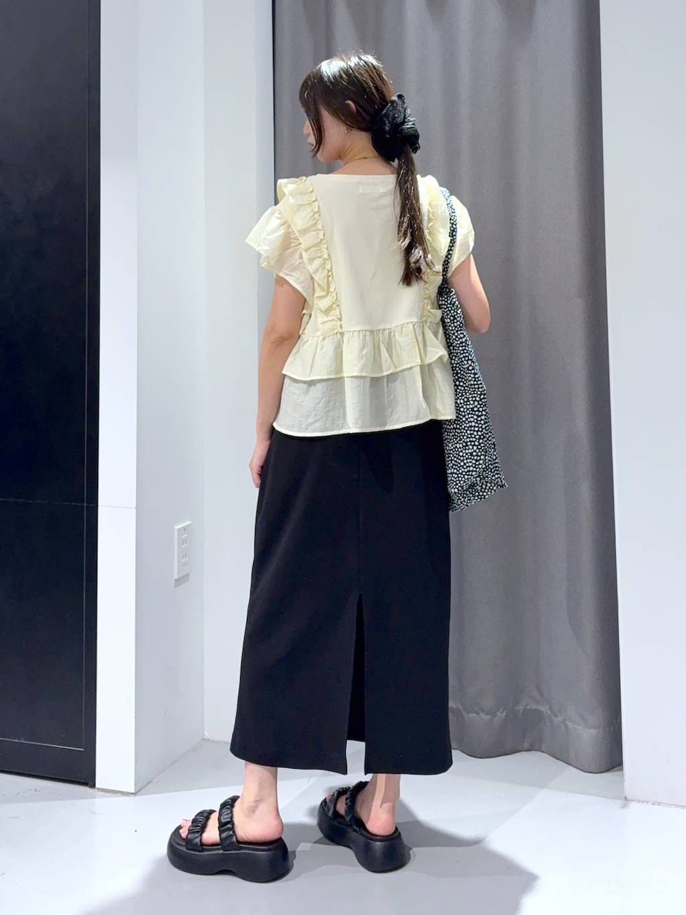 「きれいめ、着痩せ・細見え、高見え、LAKOLE、Tシャツ、スカート、フェミニン、夏コーデ」｜「LAKOLEのぷっくりギャザーサンダル / 290745（サンダル、ブラック系）」を使った、mayoさん（レディース・161cm）の夏コーディネートの4枚目の写真