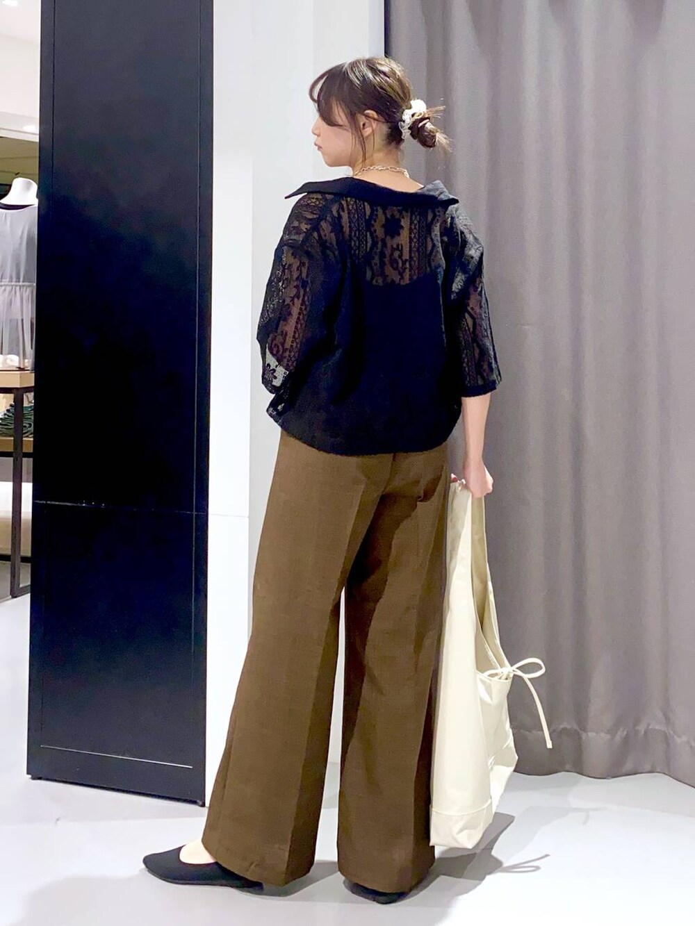 ホワイト系のトートバッグ、ブラック系のシャツ/ブラウス、ブラウン系のその他パンツを着用したレディースの春コーディネートの4枚目の写真