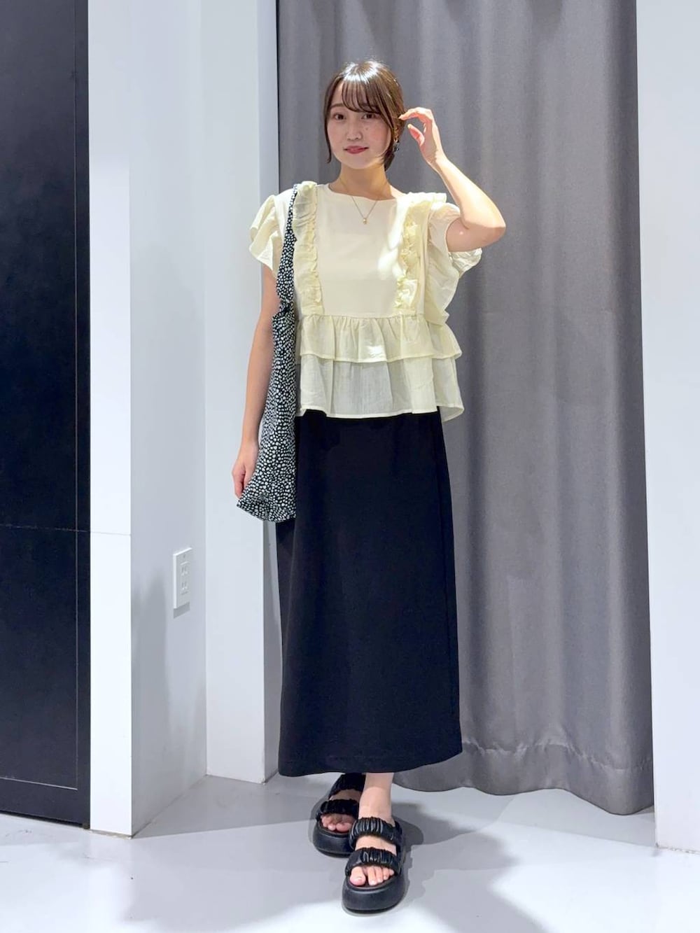 「きれいめ、着痩せ・細見え、高見え、LAKOLE、Tシャツ、スカート、フェミニン、夏コーデ」｜「LAKOLEのぷっくりギャザーサンダル / 290745（サンダル、ブラック系）」を使った、mayoさん（レディース・161cm）の夏コーディネートの2枚目の写真