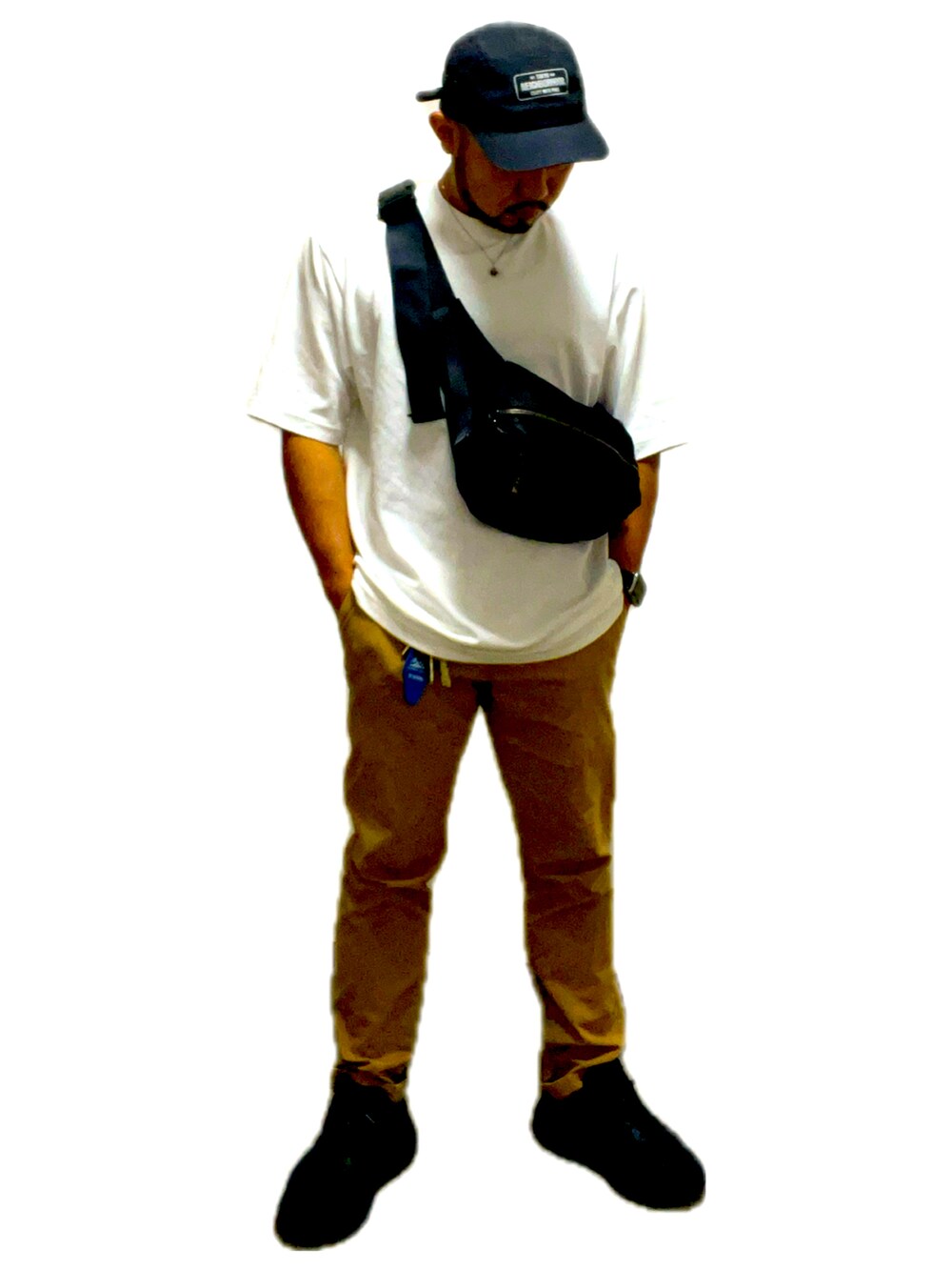 ブラック系のスニーカー、ベージュ系のチノパンツ、ブラック系のボディバッグ/ウエストポーチを着用したメンズの秋コーディネートの2枚目の写真