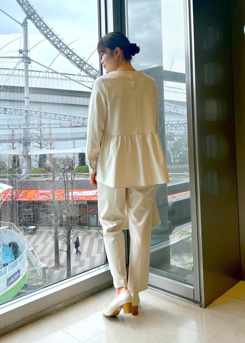 ホワイト系のシャツ/ブラウス、ホワイト系のその他パンツ、ホワイト系のショルダーバッグを着用したレディースの春コーディネートの2枚目の写真
