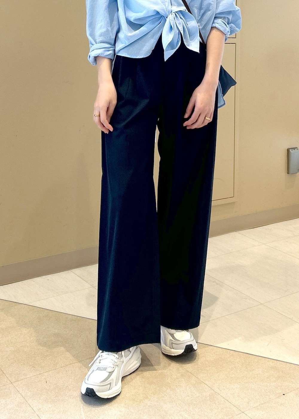 ブルー系のシャツ/ブラウス、ホワイト系のTシャツ/カットソー、ブルー系のチノパンツを着用したレディースの春コーディネートの5枚目の写真