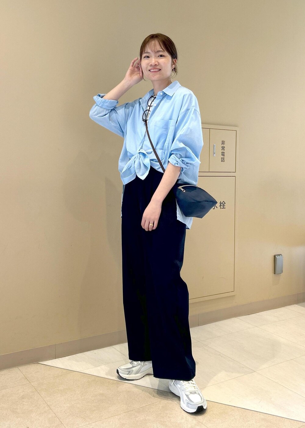 ブルー系のシャツ/ブラウス、ホワイト系のTシャツ/カットソー、ブルー系のチノパンツを着用したレディースの春コーディネートの2枚目の写真