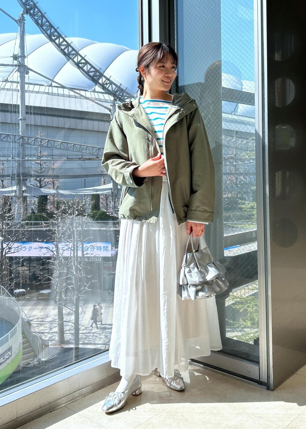 「マウンテンパーカー、撥水、カジュアル、カジュアルコーデ、カジュアルスタイル、休日スタイル、春、春コーデ、スカート、ロングスカート、ボーダー、ホワイト、着丈が選べる、アウトドア、ナチュラル」｜「ROPE' PICNICの綿シルクシアーボリュームタックスカート（スカート、ホワイト系）」を使った、misaさん（レディース・160cm）の春コーディネートの2枚目の写真