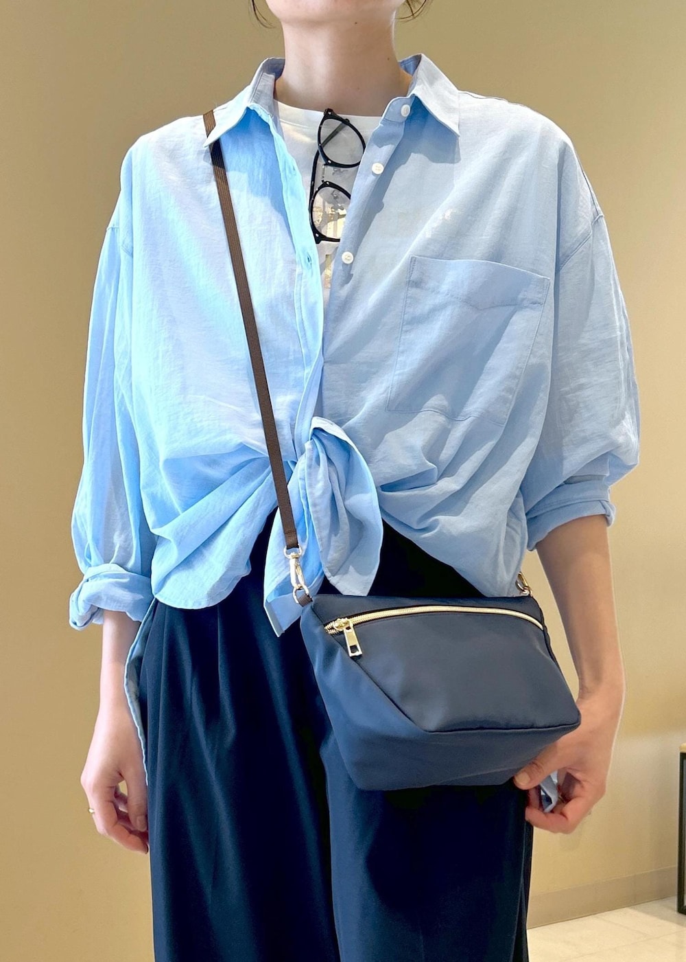 ブルー系のシャツ/ブラウス、ホワイト系のTシャツ/カットソー、ブルー系のチノパンツを着用したレディースの春コーディネートの6枚目の写真