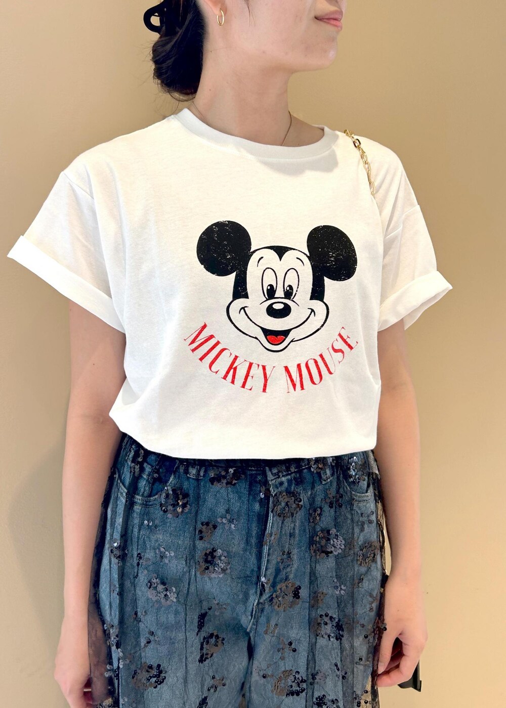 「ショルダー、ポシェット、Tシャツ、ロゴ、半袖、ブルー、デニム、初夏コーデ、夏コーデ、初秋コーデ、デートコーデ、お出かけコーデ、旅行コーデ、フェスコーデ、大人カジュアル」｜「ROPE' PICNICの【ご好評につき追加生産】【ウエスト革命デニム】ウエストシェイプハイライズマムジーンズ（デニムパンツ、ブルー系）」を使った、misaさん（レディース・160cm）の夏コーディネートの7枚目の写真