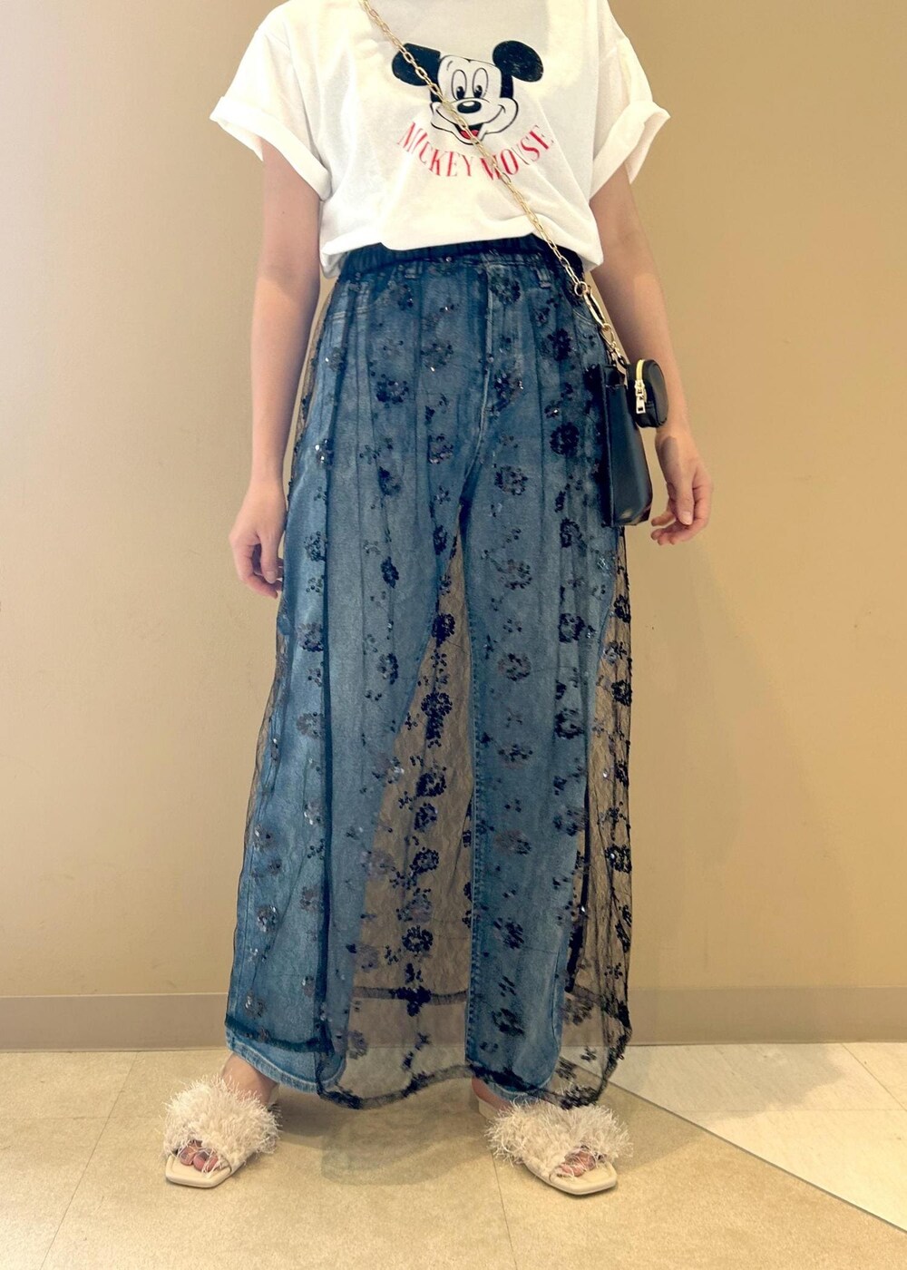 「ショルダー、ポシェット、Tシャツ、ロゴ、半袖、ブルー、デニム、初夏コーデ、夏コーデ、初秋コーデ、デートコーデ、お出かけコーデ、旅行コーデ、フェスコーデ、大人カジュアル」｜「ROPE' PICNICの【ご好評につき追加生産】【ウエスト革命デニム】ウエストシェイプハイライズマムジーンズ（デニムパンツ、ブルー系）」を使った、misaさん（レディース・160cm）の夏コーディネートの4枚目の写真